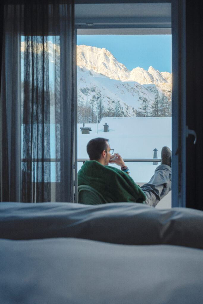 Black Summit Samnaun - drinking coffee with a view